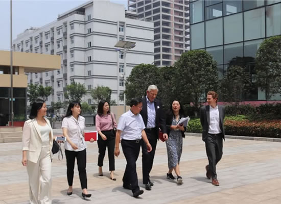 加拿大驻华大使鲍达民一行参访尊龙公司