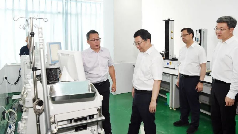 重庆市委副书记、市长胡衡华莅临尊龙公司调研